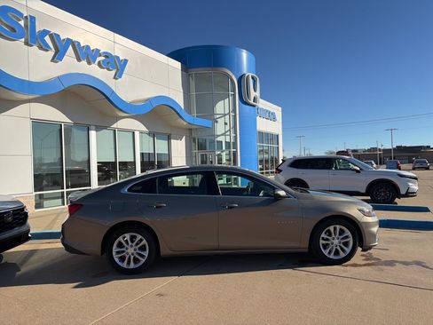 Used 2018 Chevrolet Malibu LT image 17