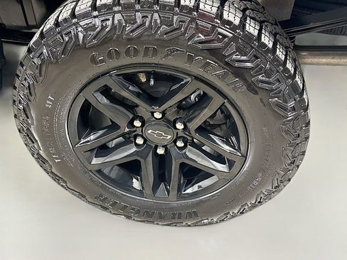 Used 2024 Chevrolet Silverado 1500 Custom Trail Boss w/ LPO, Dark Essentials Package AWD/4WD image 9