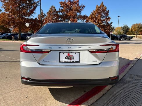 Used 2025 Toyota Camry LE image 7