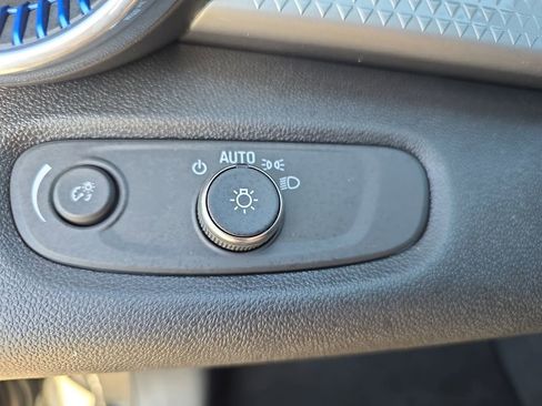 Used 2025 Chevrolet Trax LT w/ LT Convenience Package image 26