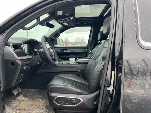 Used 2023 Jeep Wagoneer L Series III w/ Premium Group I image 6