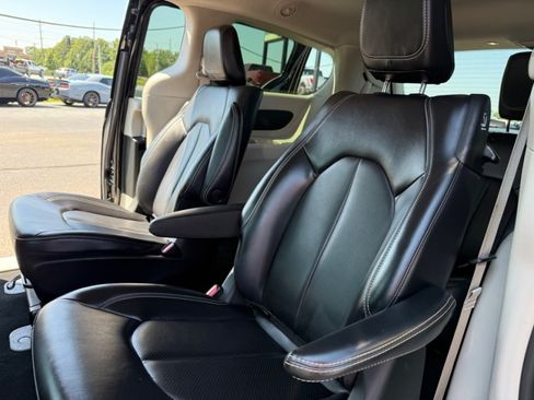 Used 2023 Chrysler Pacifica Touring-L FWD image 28