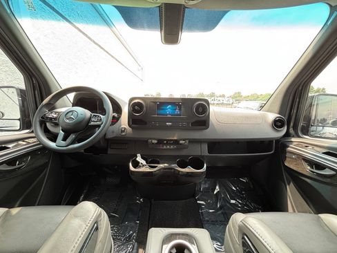 Used 2023 Mercedes-Benz Sprinter 2500 image 25