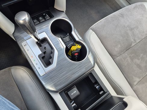 Used 2012 Toyota Camry XLE w/ Leather Pkg FWD image 23