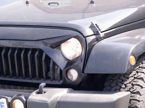 Used 2018 Jeep Wrangler Unlimited Sahara AWD/4WD image 14