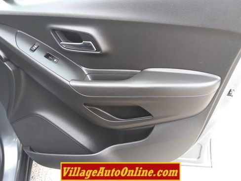 Used 2019 Chevrolet Trax LT w/ LT Convenience Package FWD image 32