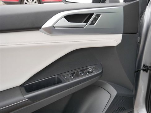 Certified 2025 Volkswagen Taos SE image 16