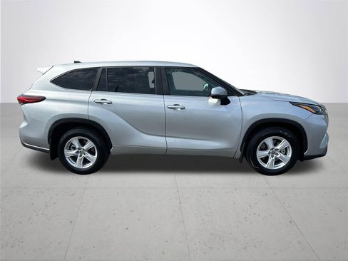 Used 2023 Toyota Highlander LE AWD/4WD image 6