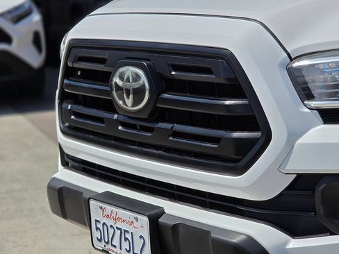 Used 2018 Toyota Tacoma TRD Off-Road w/ Technology Package AWD/4WD image 7