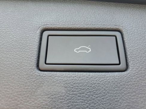 Used 2024 Volkswagen Tiguan SE w/ Panoramic Sunroof Package FWD image 11