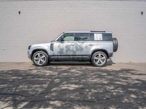 Used 2024 Land Rover Defender 110 SE AWD/4WD image 2