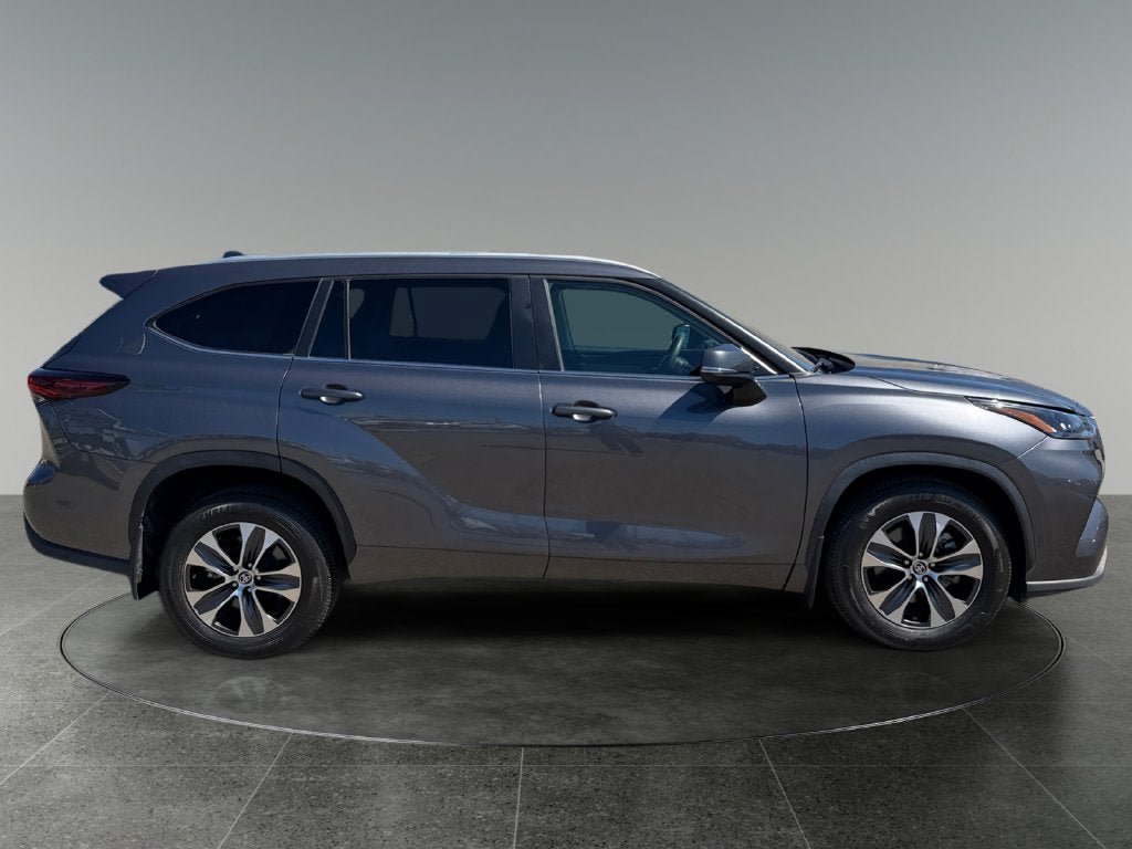 Used 2024 Toyota Highlander XLE AWD/4WD image 10