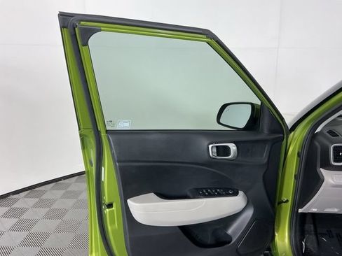 Used 2021 Hyundai Venue SEL FWD image 11