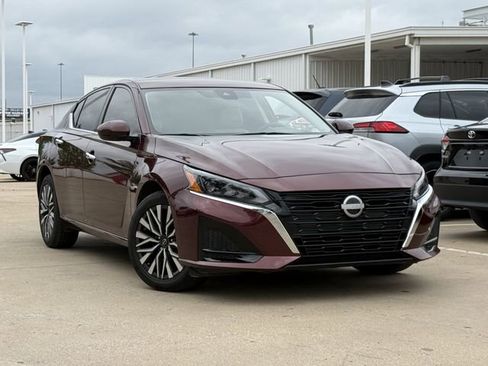 Used 2023 Nissan Altima 2.5 SV image 2