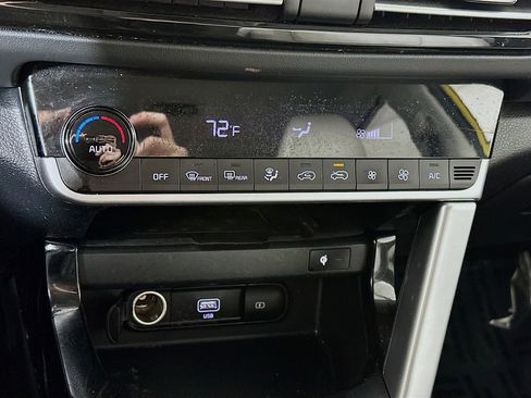 Certified 2022 Kia Seltos SX w/ Sunroof Package AWD/4WD image 16