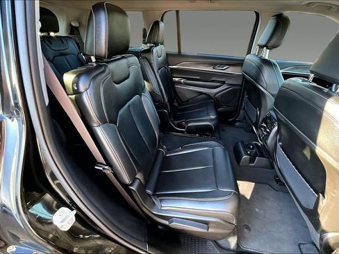 Used 2023 Jeep Grand Cherokee L Limited AWD/4WD image 16