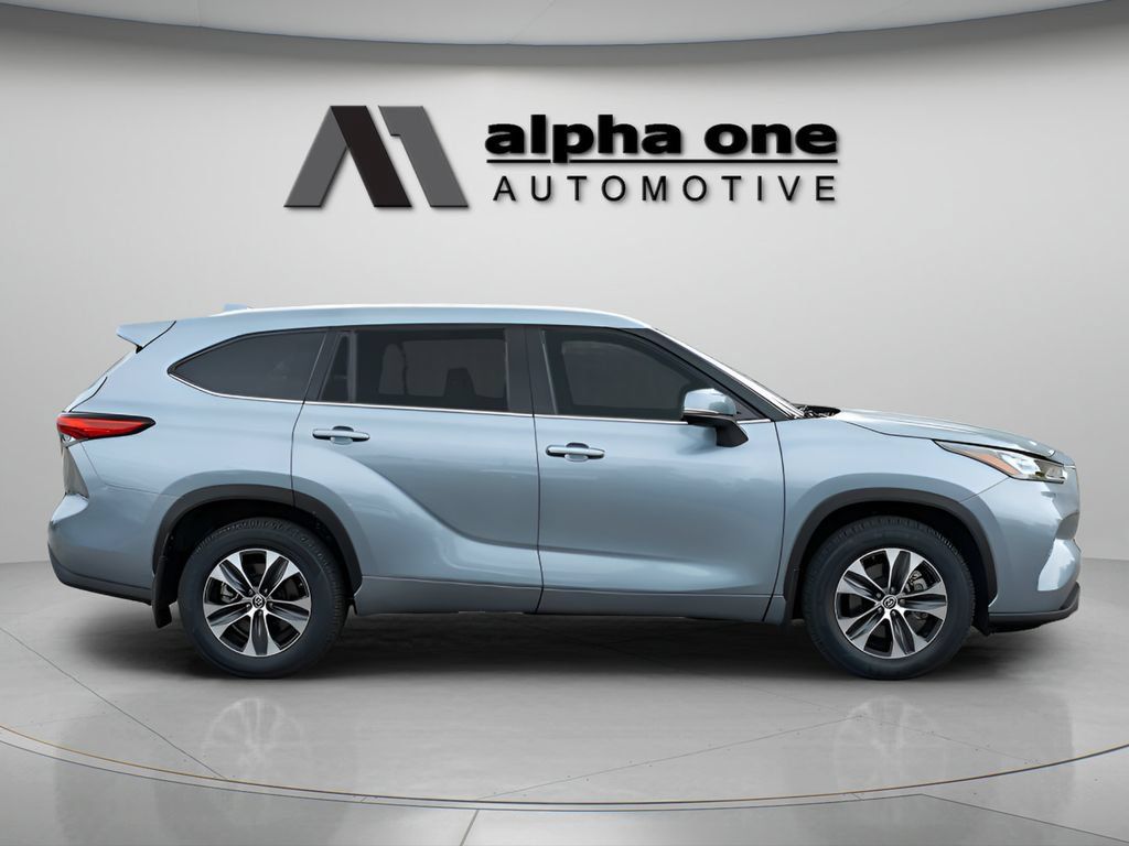 Used 2020 Toyota Highlander XLE AWD/4WD image 4