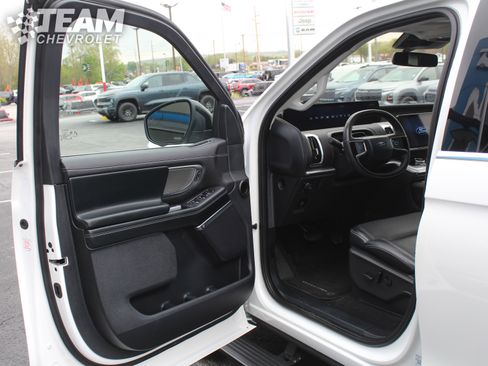 Used 2025 Ford Expedition Platinum w/ Driver's Package AWD/4WD image 10