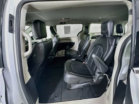 Used 2024 Chrysler Pacifica Touring-L FWD image 24