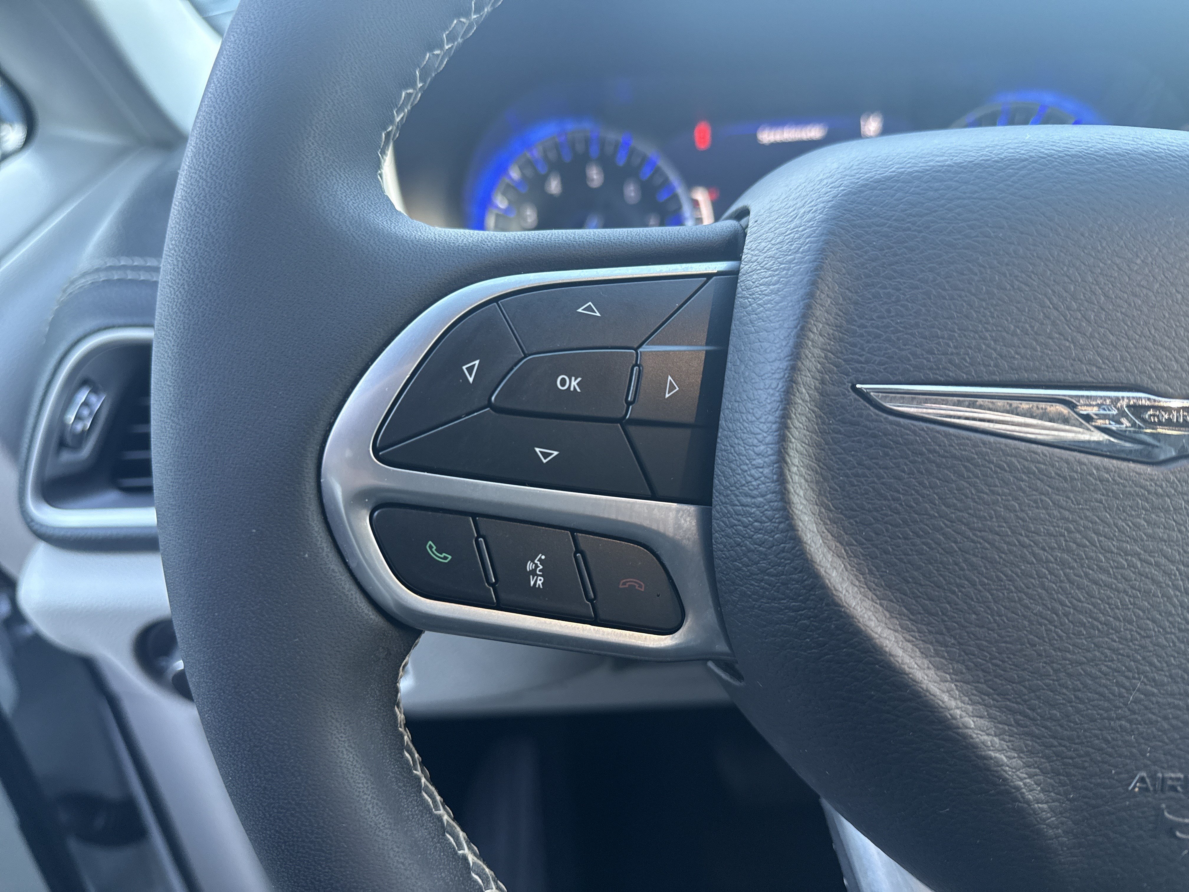 Used 2023 Chrysler Pacifica Touring-L w/ Uconnect Theater Family Group AWD/4WD image 25