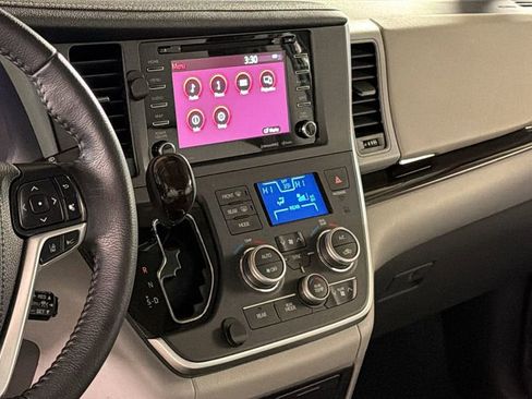 Used 2020 Toyota Sienna XLE image 17