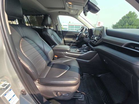 Certified 2020 Toyota Highlander XLE AWD/4WD image 11