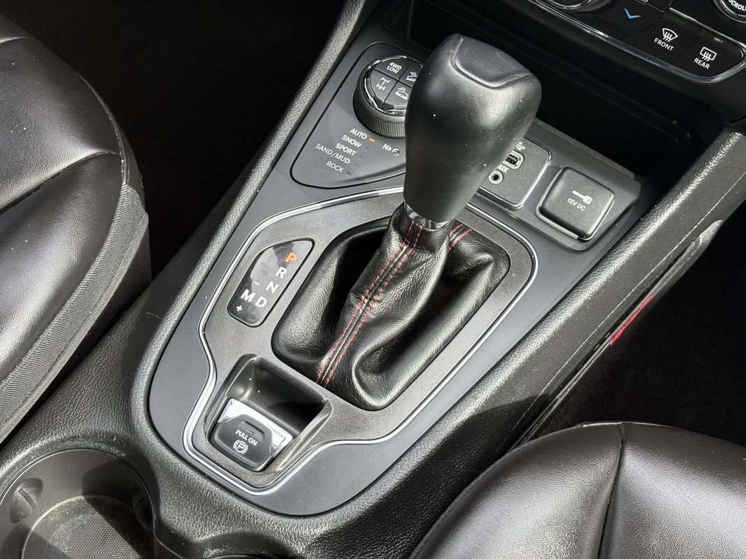 Used 2019 Jeep Cherokee Trailhawk AWD/4WD image 17