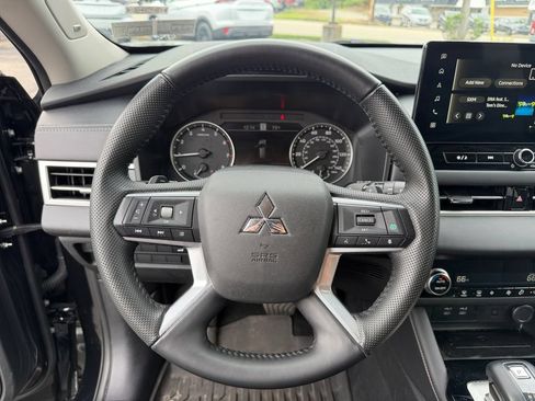 Used 2025 Mitsubishi Outlander SE FWD image 15