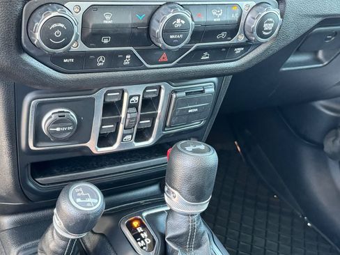 Used 2025 Jeep Wrangler Unlimited Sport AWD/4WD image 24