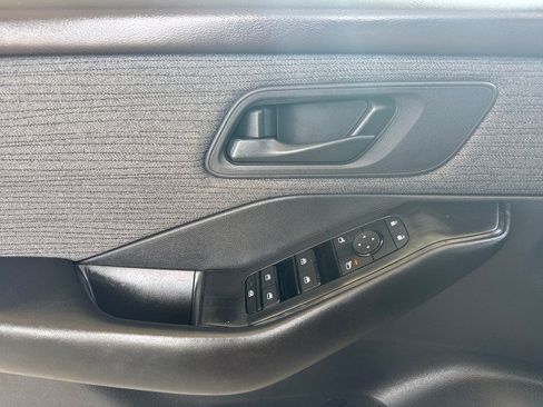Used 2023 Nissan Rogue S FWD image 9