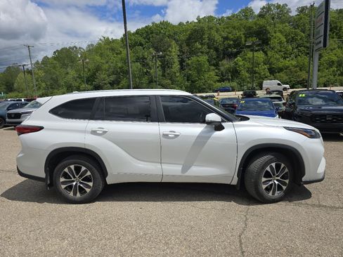 Used 2023 Toyota Highlander XLE FWD image 9