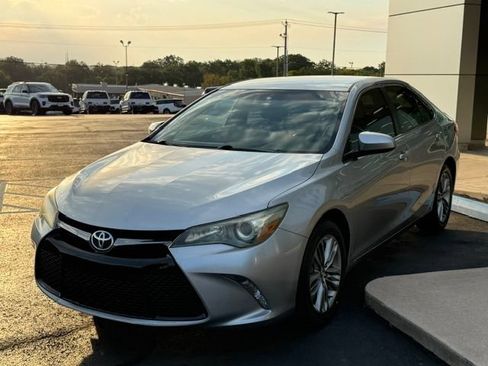 Used 2016 Toyota Camry SE FWD image 5