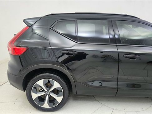 Used 2024 Volvo XC40 B5 Plus image 7