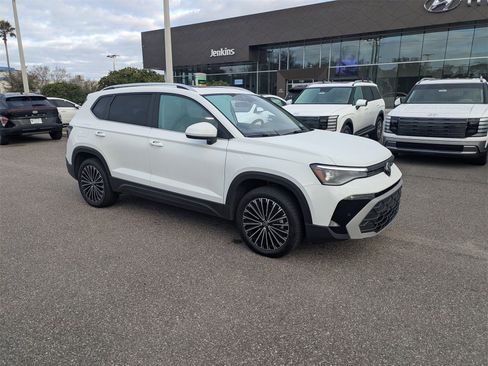 Used 2025 Volkswagen Taos SE w/ Panoramic Sunroof Package image 2