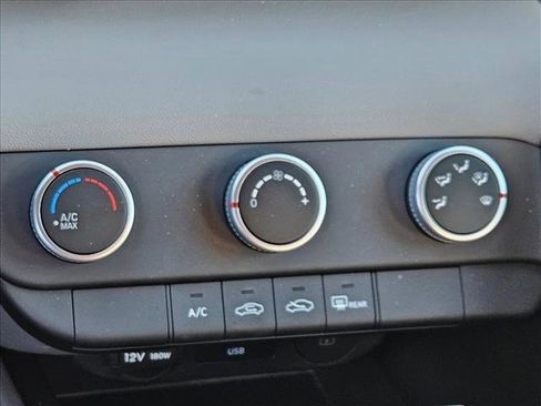 Used 2025 Hyundai Elantra SE image 13