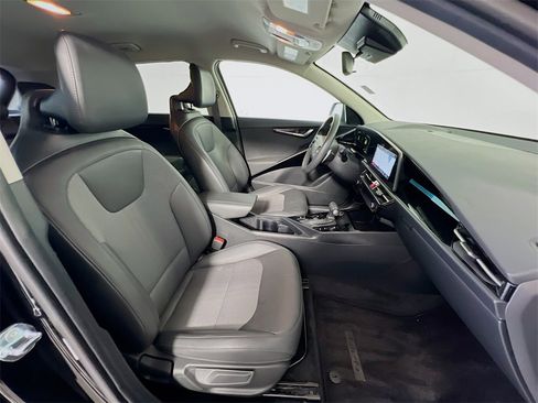 Certified 2023 Kia Niro EX image 28