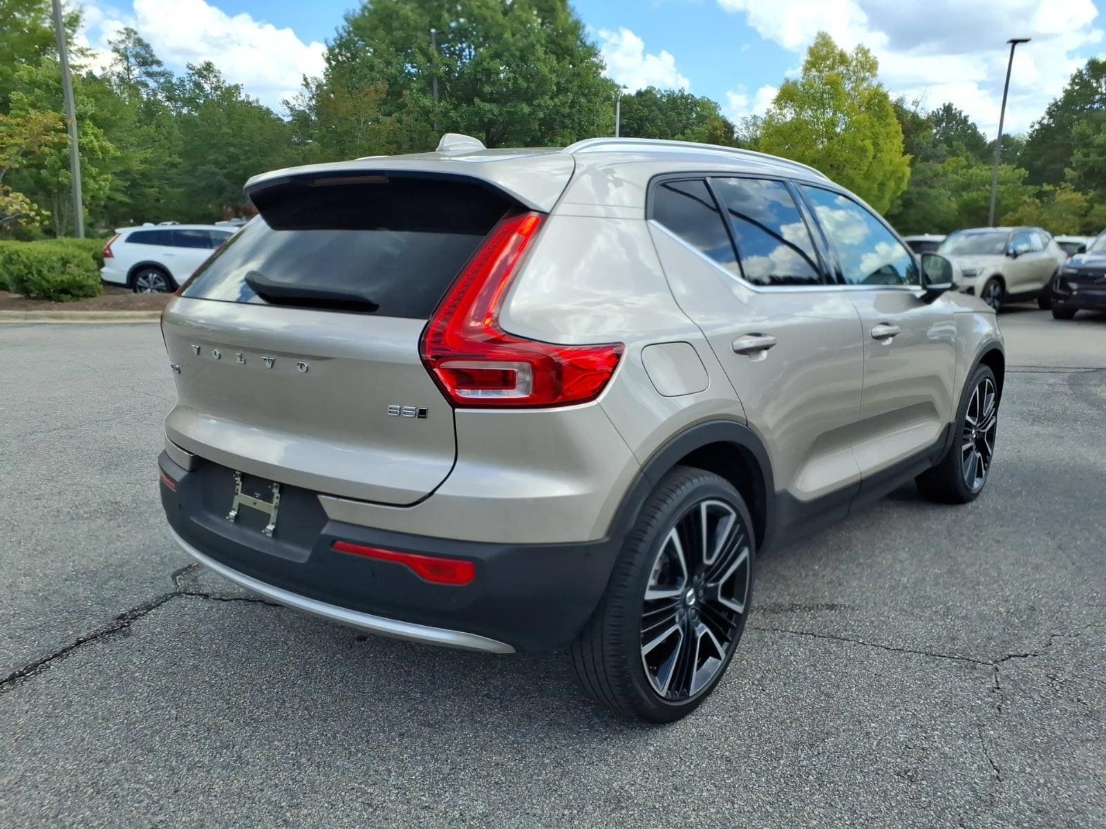 Certified 2024 Volvo XC40 B5 Ultimate w/ Protection Package Premier AWD/4WD image 3
