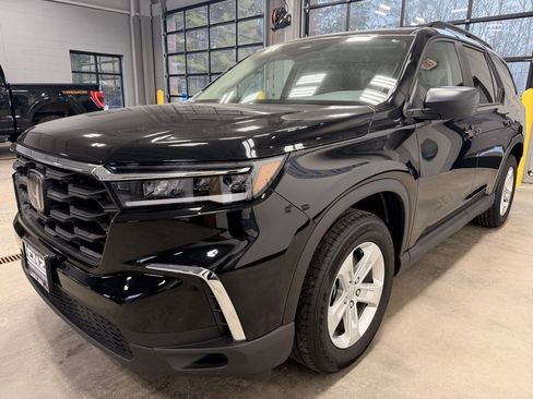 Used 2024 Honda Pilot LX image 4