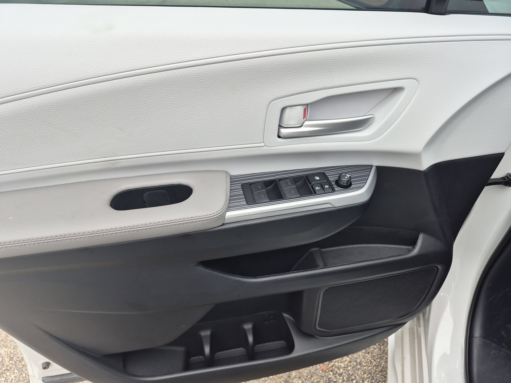 Used 2026 Toyota Sienna XLE FWD image 10