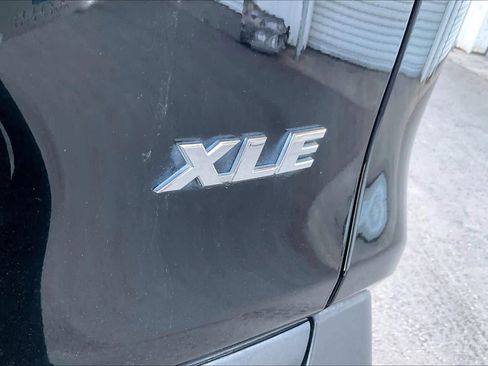 Used 2022 Toyota RAV4 XLE Premium image 10