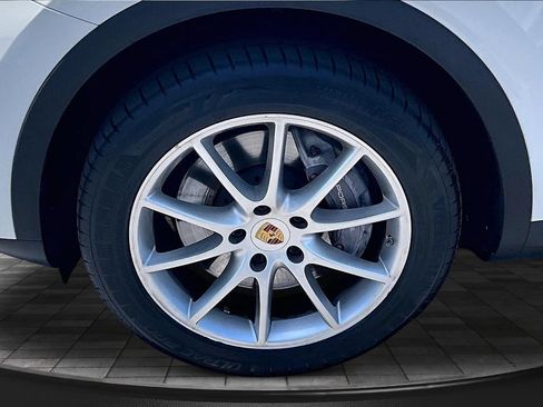 Used 2022 Porsche Cayenne AWD/4WD image 36
