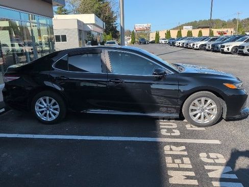 Used 2018 Toyota Camry LE w/ Moonroof Package image 4