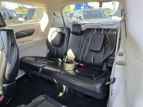 Used 2023 Chrysler Pacifica Touring-L image 19