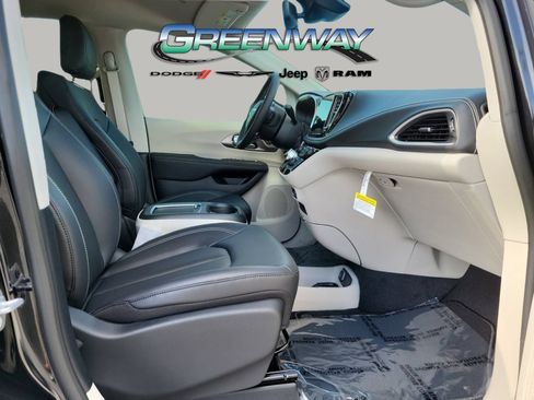 Used 2023 Chrysler Pacifica Touring-L FWD image 10