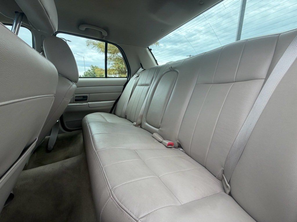 Used 2011 Ford Crown Victoria LX w/ Comfort Appearance Pkg RWD image 6
