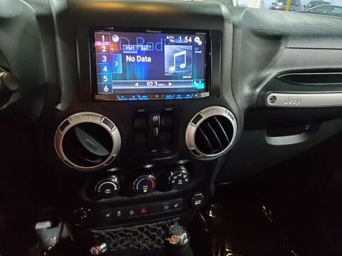 Used 2016 Jeep Wrangler Unlimited Rubicon w/ Connectivity Group AWD/4WD image 28