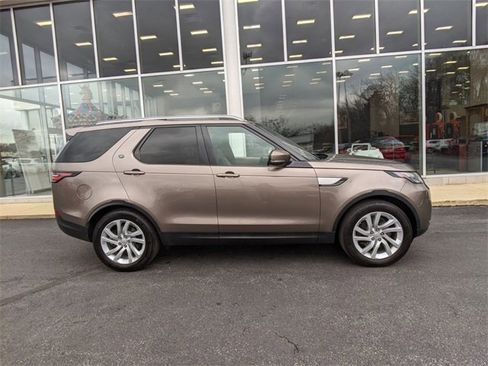 Used 2017 Land Rover Discovery HSE image 9