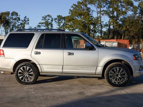 Used 2017 Lincoln Navigator Select image 8