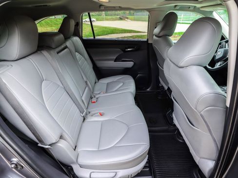 Used 2020 Toyota Highlander XLE image 43