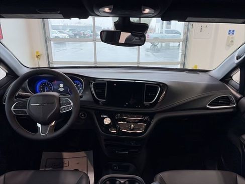 Used 2026 Chrysler Pacifica Select image 11